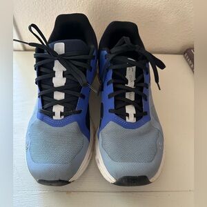 Women’s On Cloud tennis shoes - size 11W